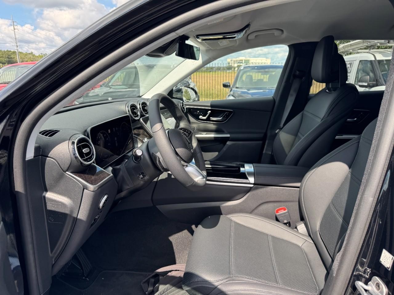 Mercedes-Benz GLC Vehicle Full-screen Gallery Image 9