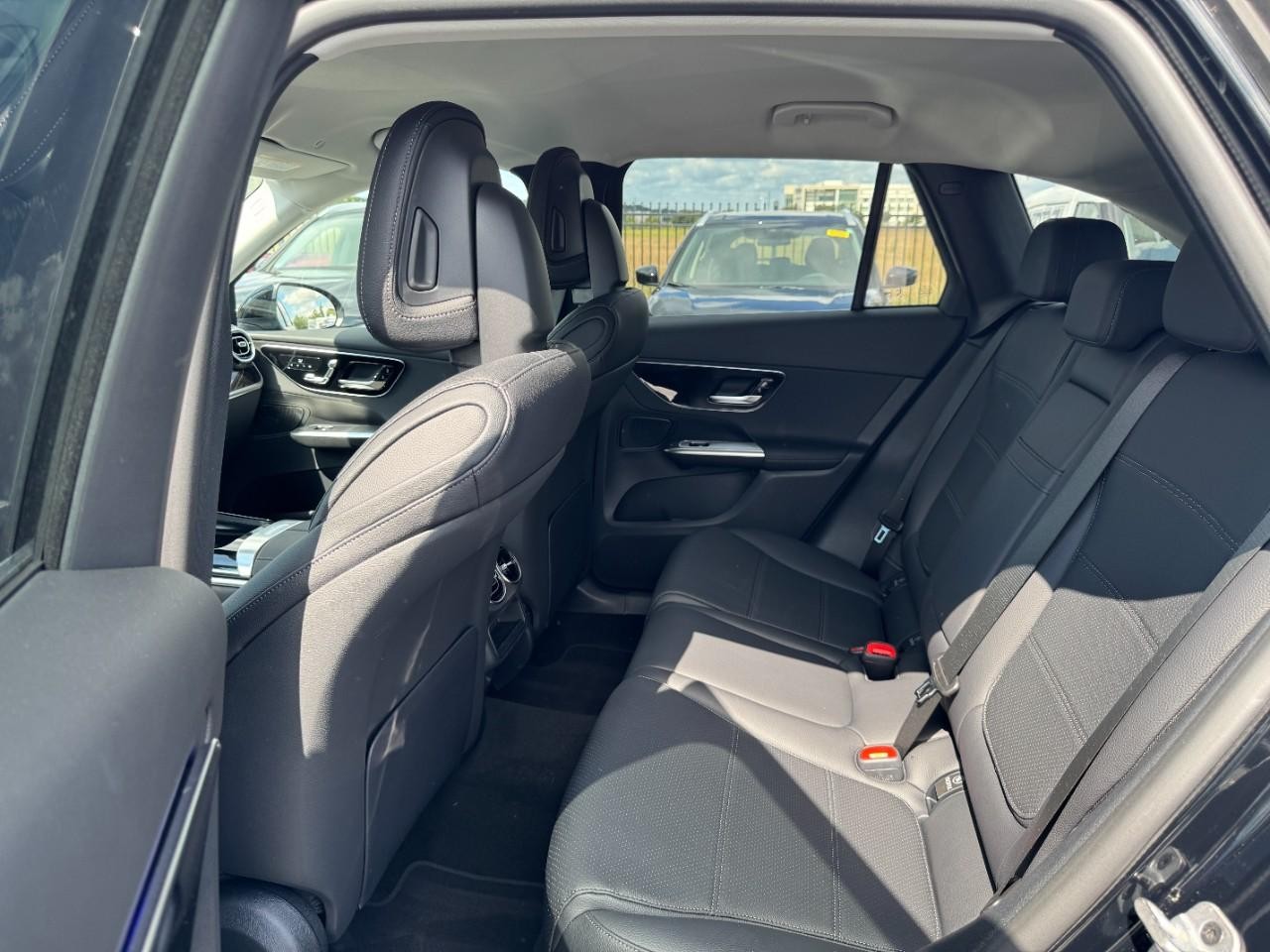 Mercedes-Benz GLC Vehicle Full-screen Gallery Image 10