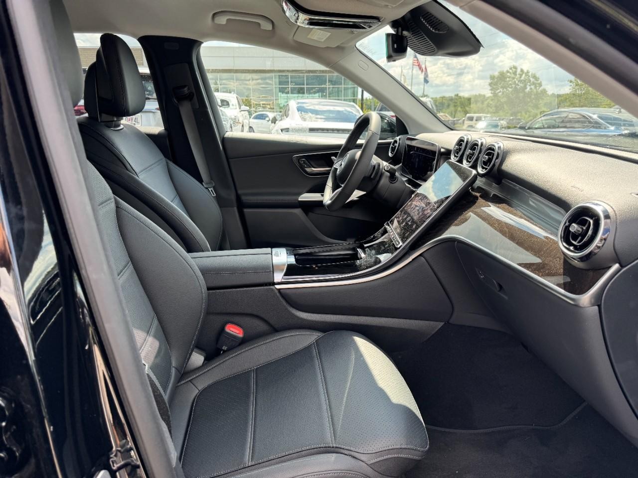 Mercedes-Benz GLC Vehicle Full-screen Gallery Image 11