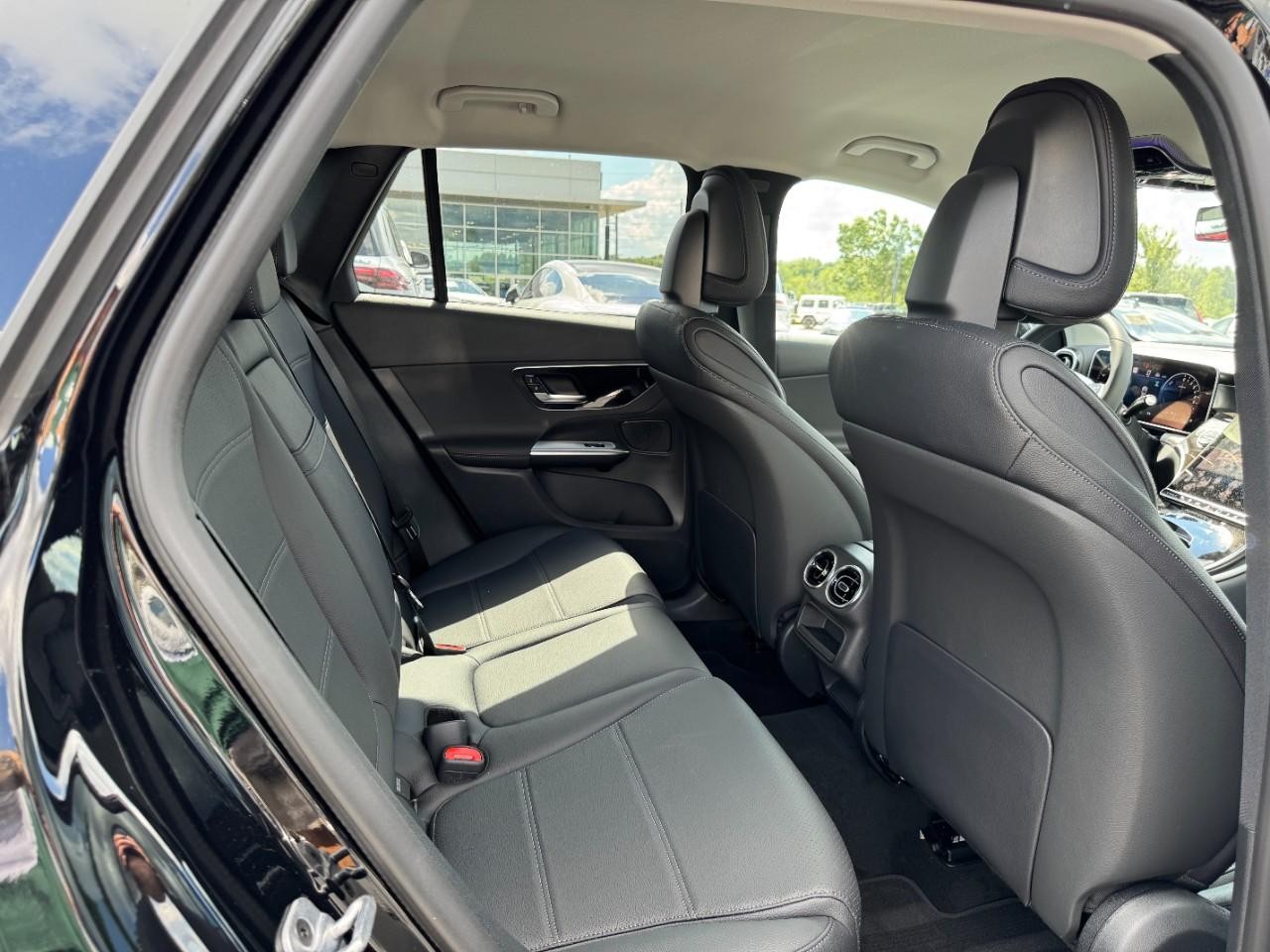 Mercedes-Benz GLC Vehicle Full-screen Gallery Image 12