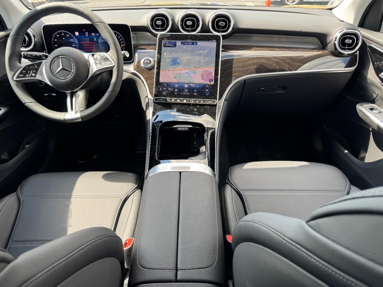 Mercedes-Benz GLC Vehicle Full-screen Gallery Image 13