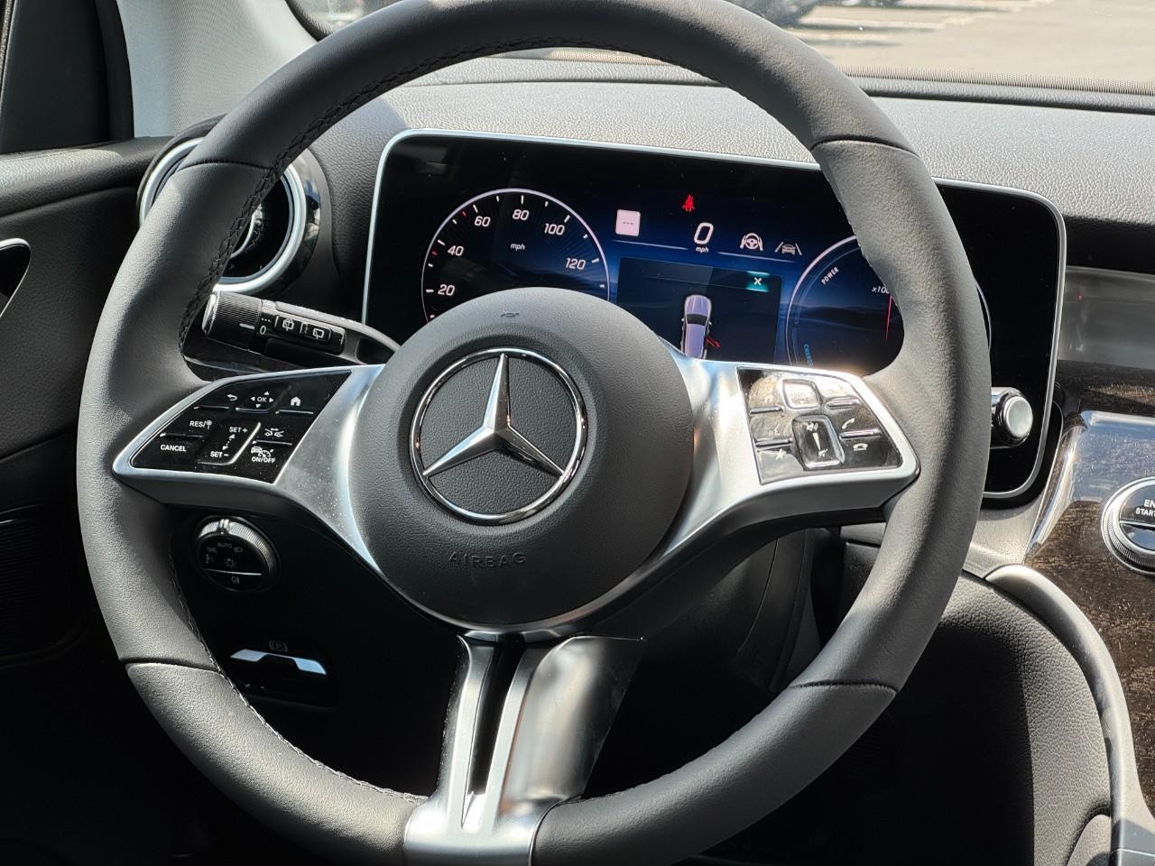 Mercedes-Benz GLC Vehicle Full-screen Gallery Image 14