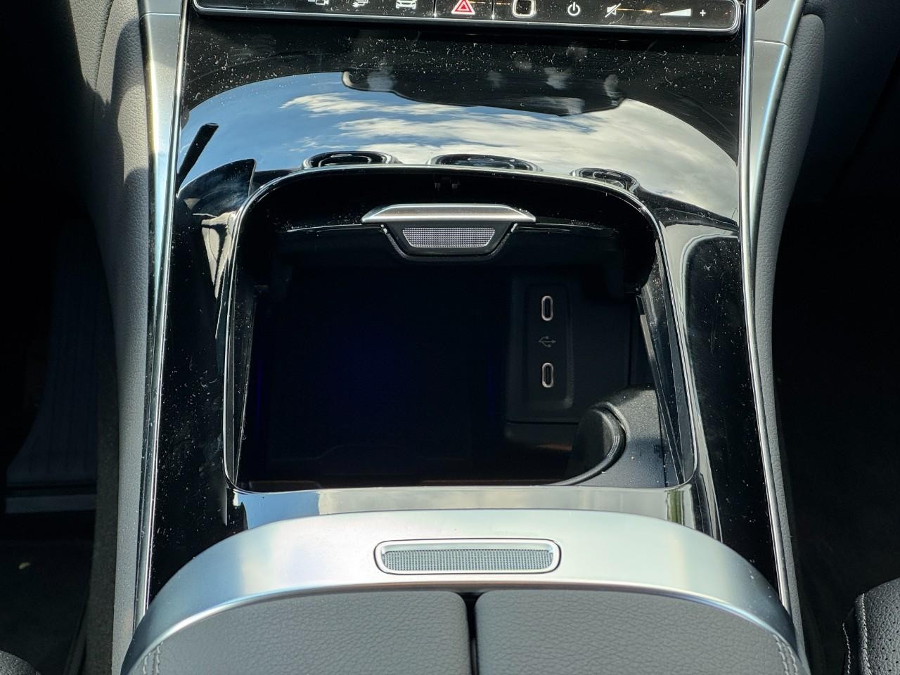 Mercedes-Benz GLC Vehicle Full-screen Gallery Image 16