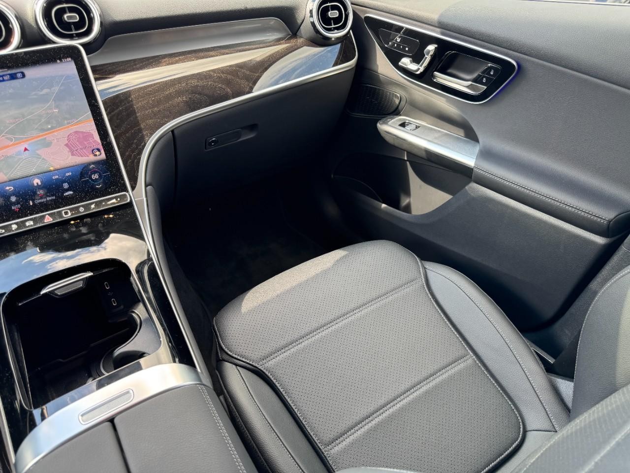 Mercedes-Benz GLC Vehicle Full-screen Gallery Image 17