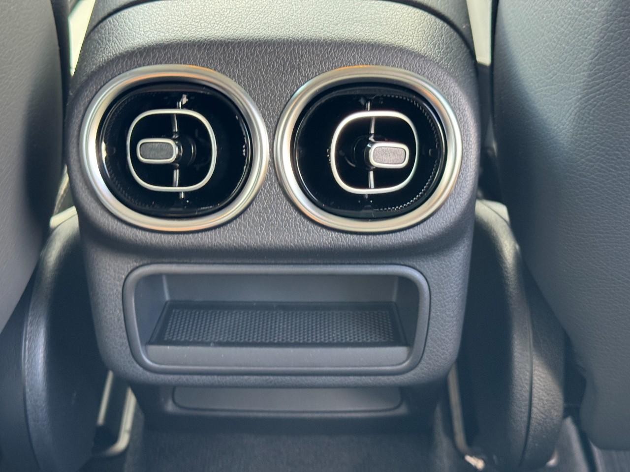 Mercedes-Benz GLC Vehicle Full-screen Gallery Image 18