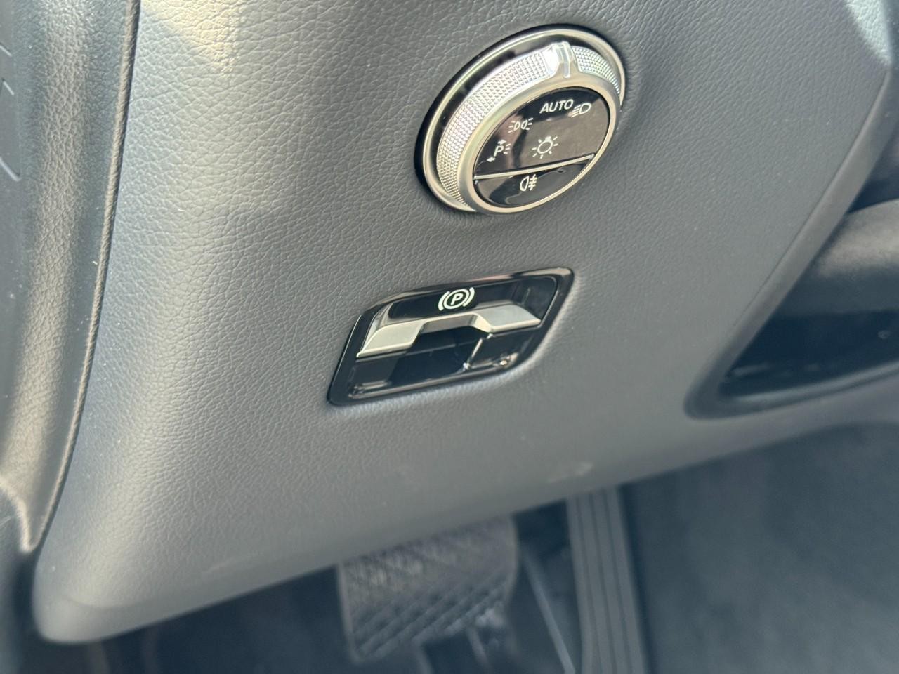 Mercedes-Benz GLC Vehicle Full-screen Gallery Image 19