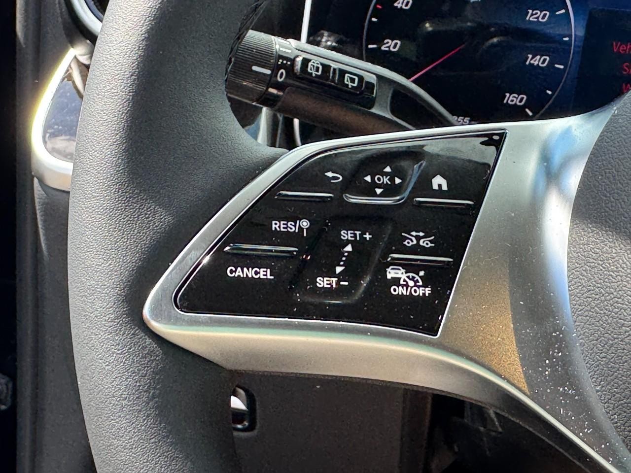 Mercedes-Benz GLC Vehicle Full-screen Gallery Image 20