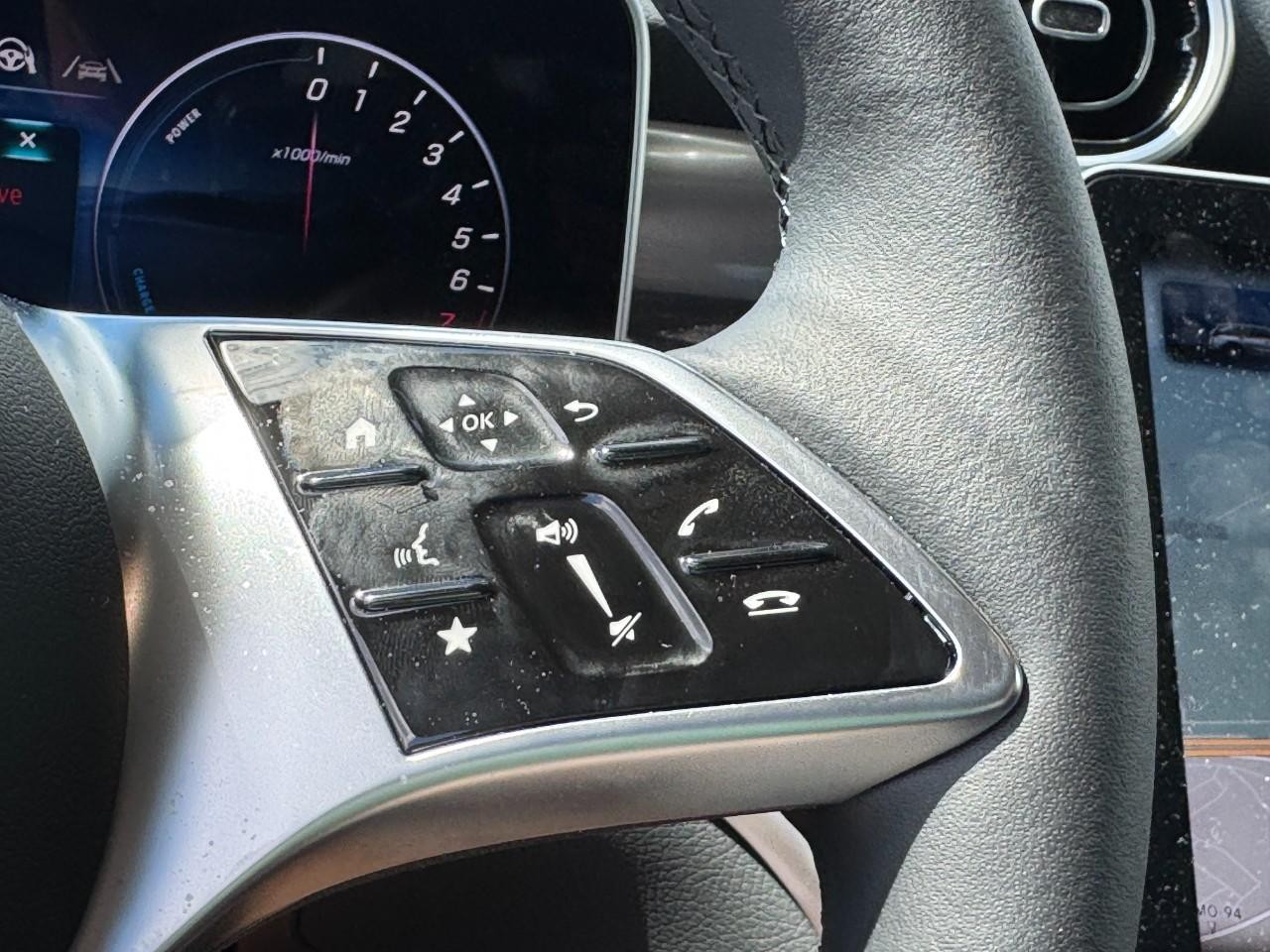 Mercedes-Benz GLC Vehicle Full-screen Gallery Image 21