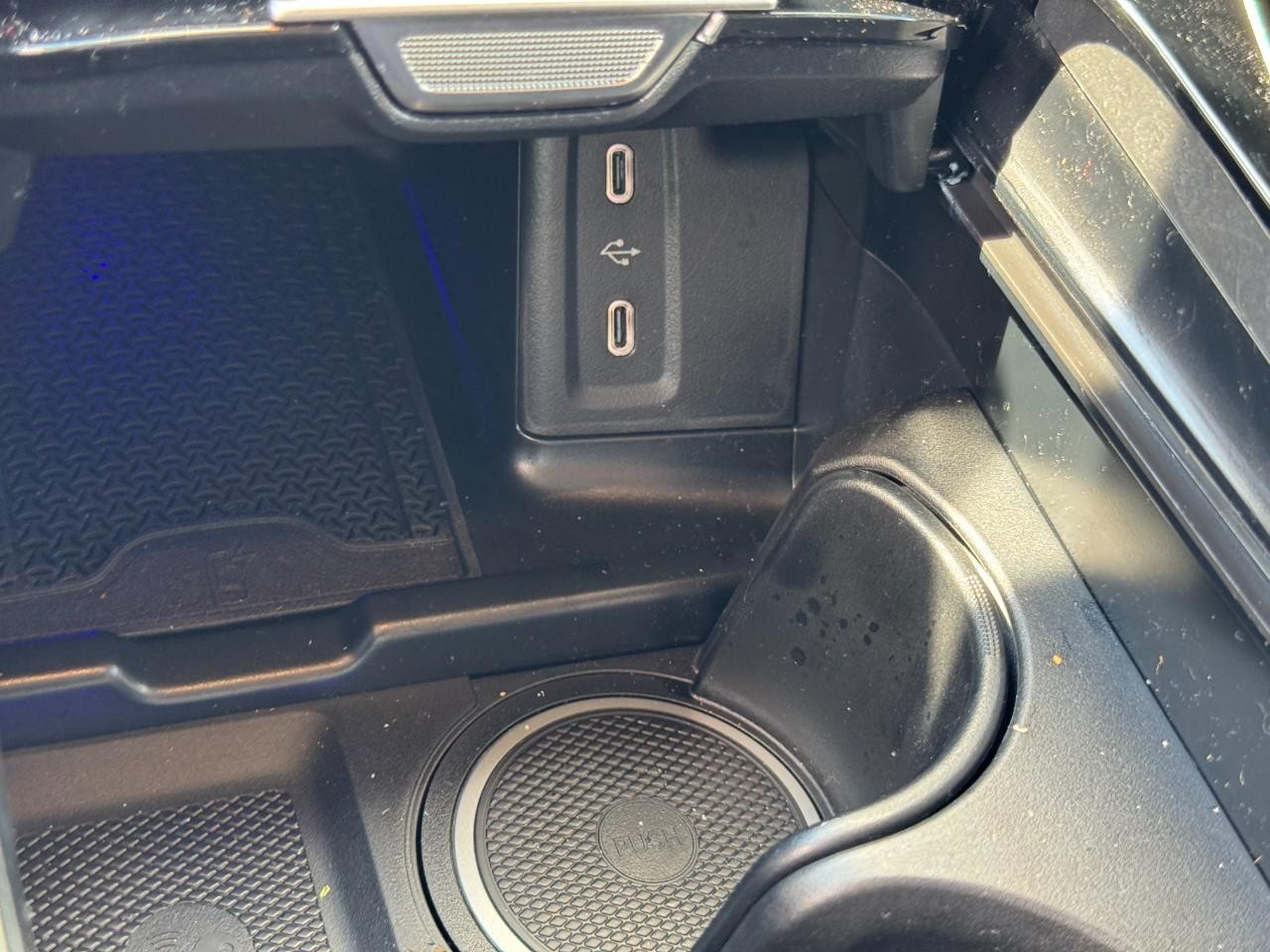 Mercedes-Benz GLC Vehicle Full-screen Gallery Image 25