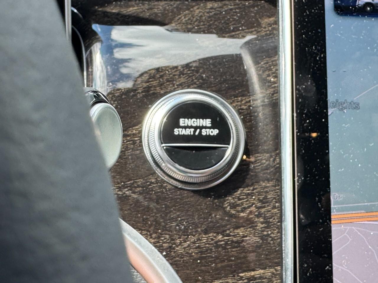 Mercedes-Benz GLC Vehicle Full-screen Gallery Image 26