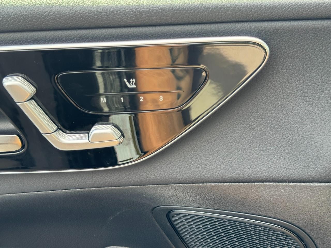 Mercedes-Benz GLC Vehicle Full-screen Gallery Image 27