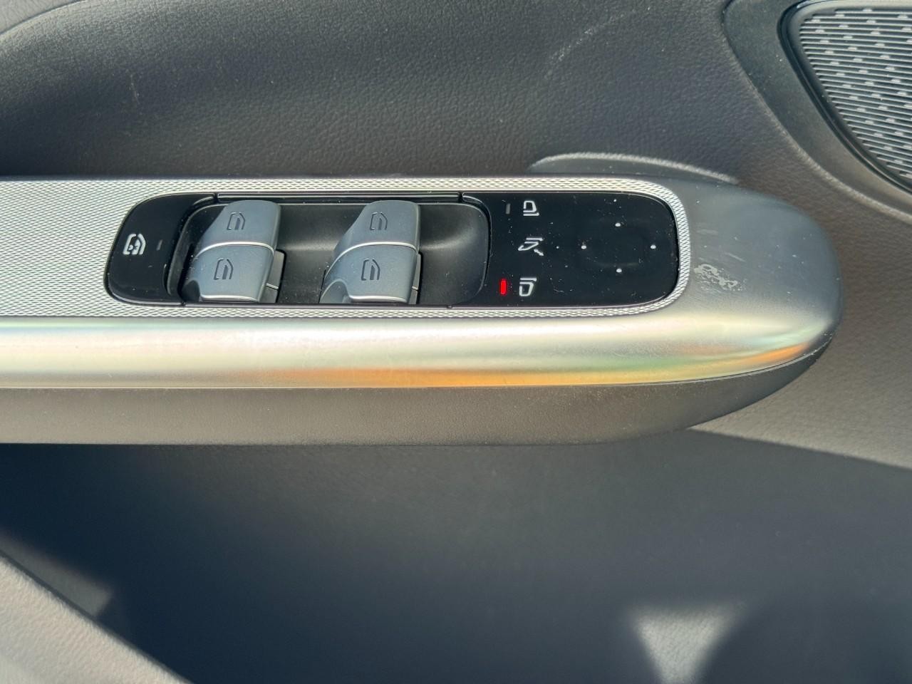 Mercedes-Benz GLC Vehicle Full-screen Gallery Image 28