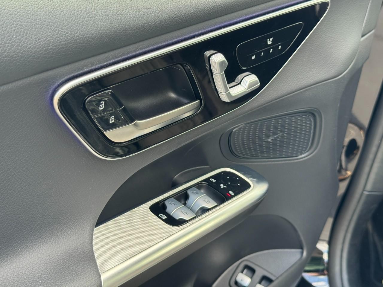 Mercedes-Benz GLC Vehicle Full-screen Gallery Image 29