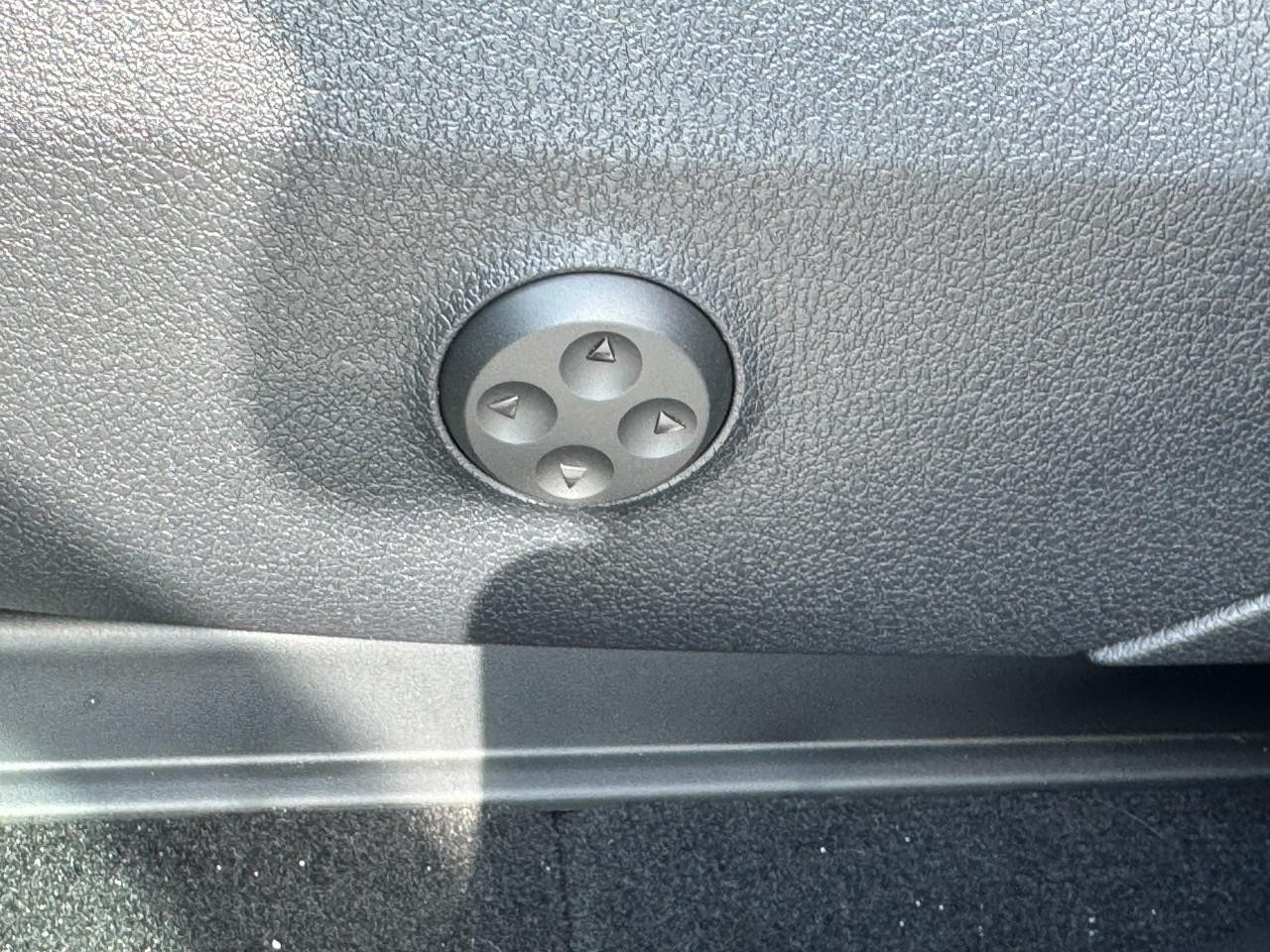 Mercedes-Benz GLC Vehicle Full-screen Gallery Image 30