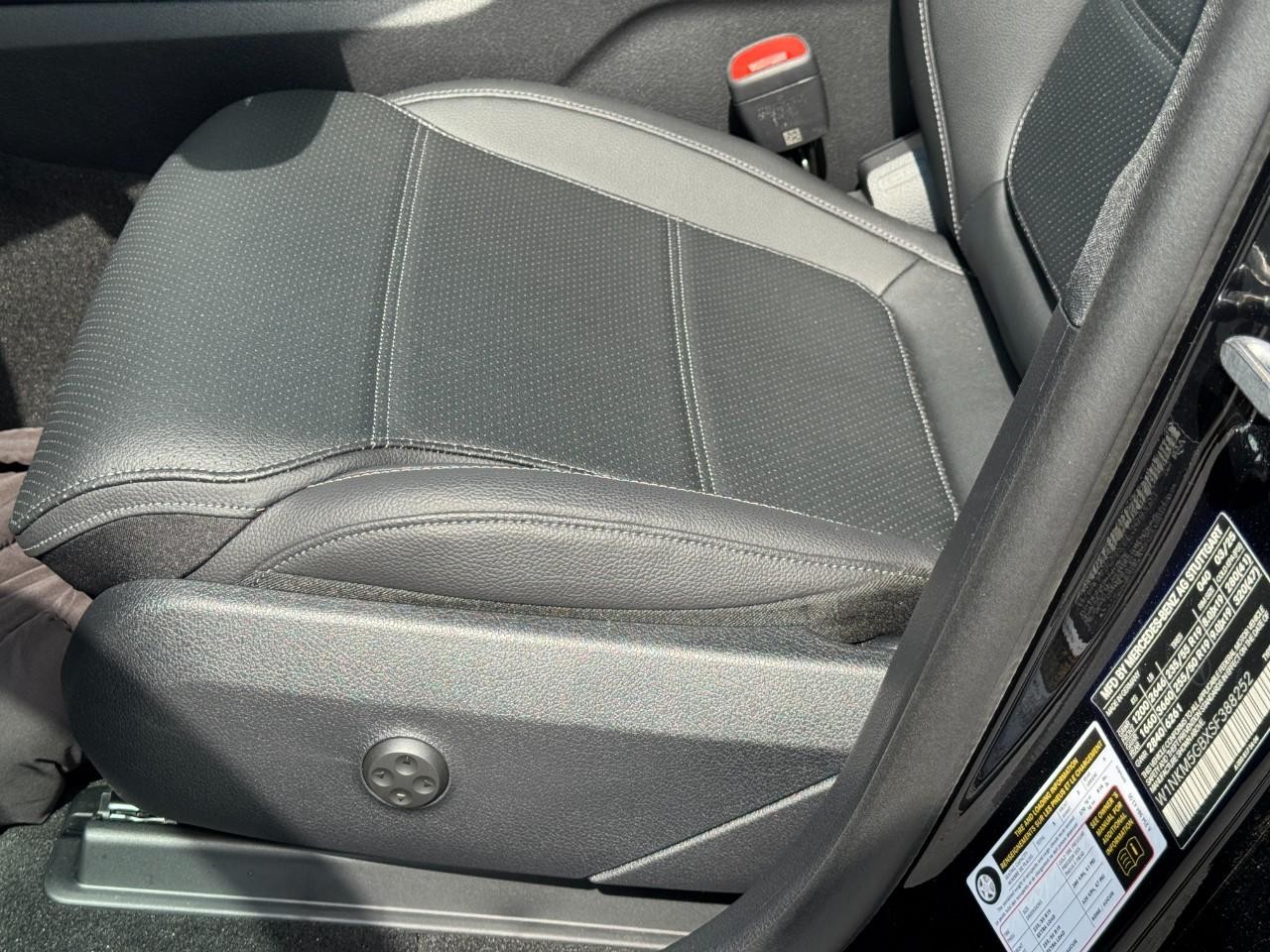 Mercedes-Benz GLC Vehicle Full-screen Gallery Image 31