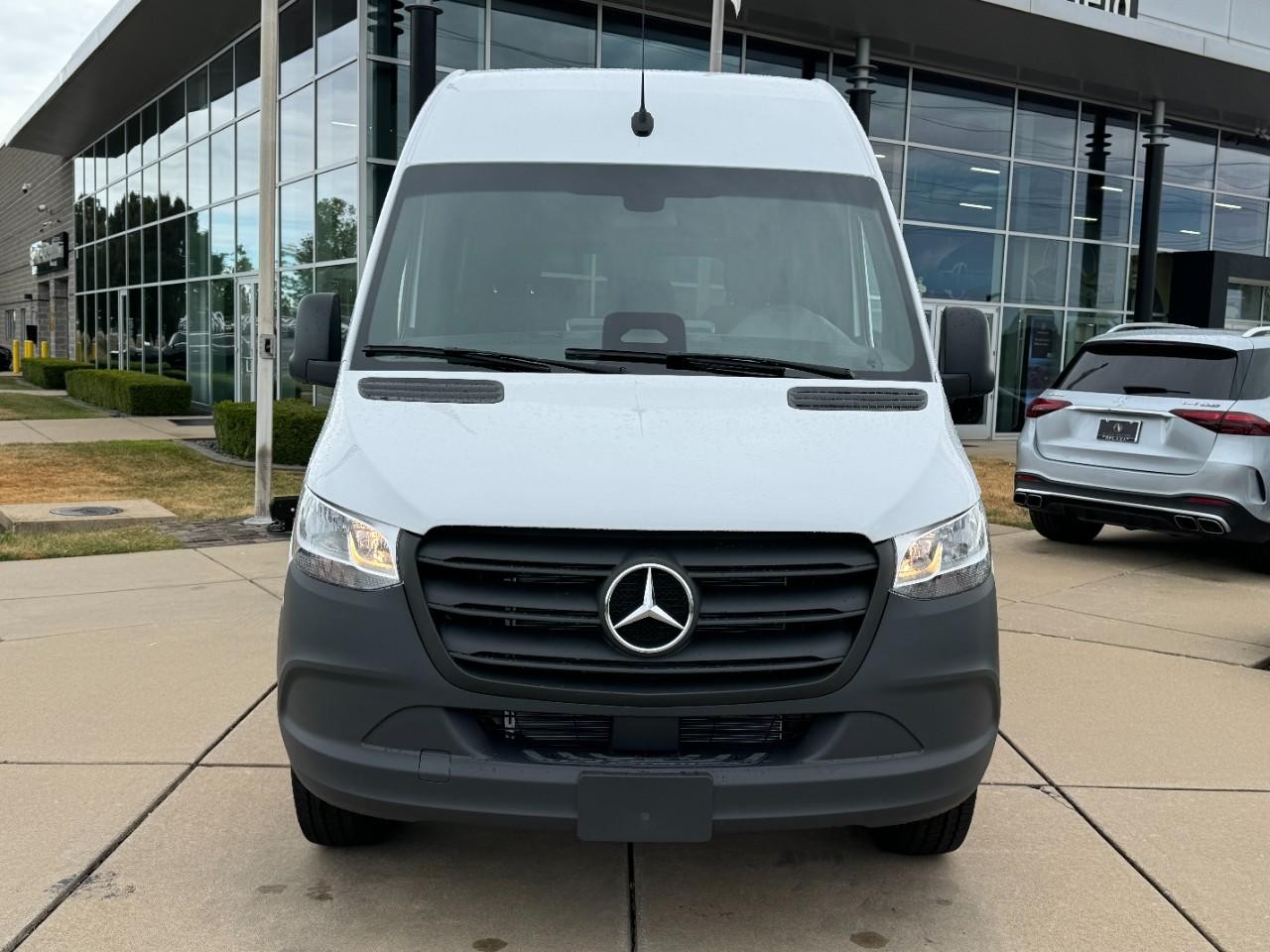 Mercedes-Benz Sprinter Van Vehicle Full-screen Gallery Image 7