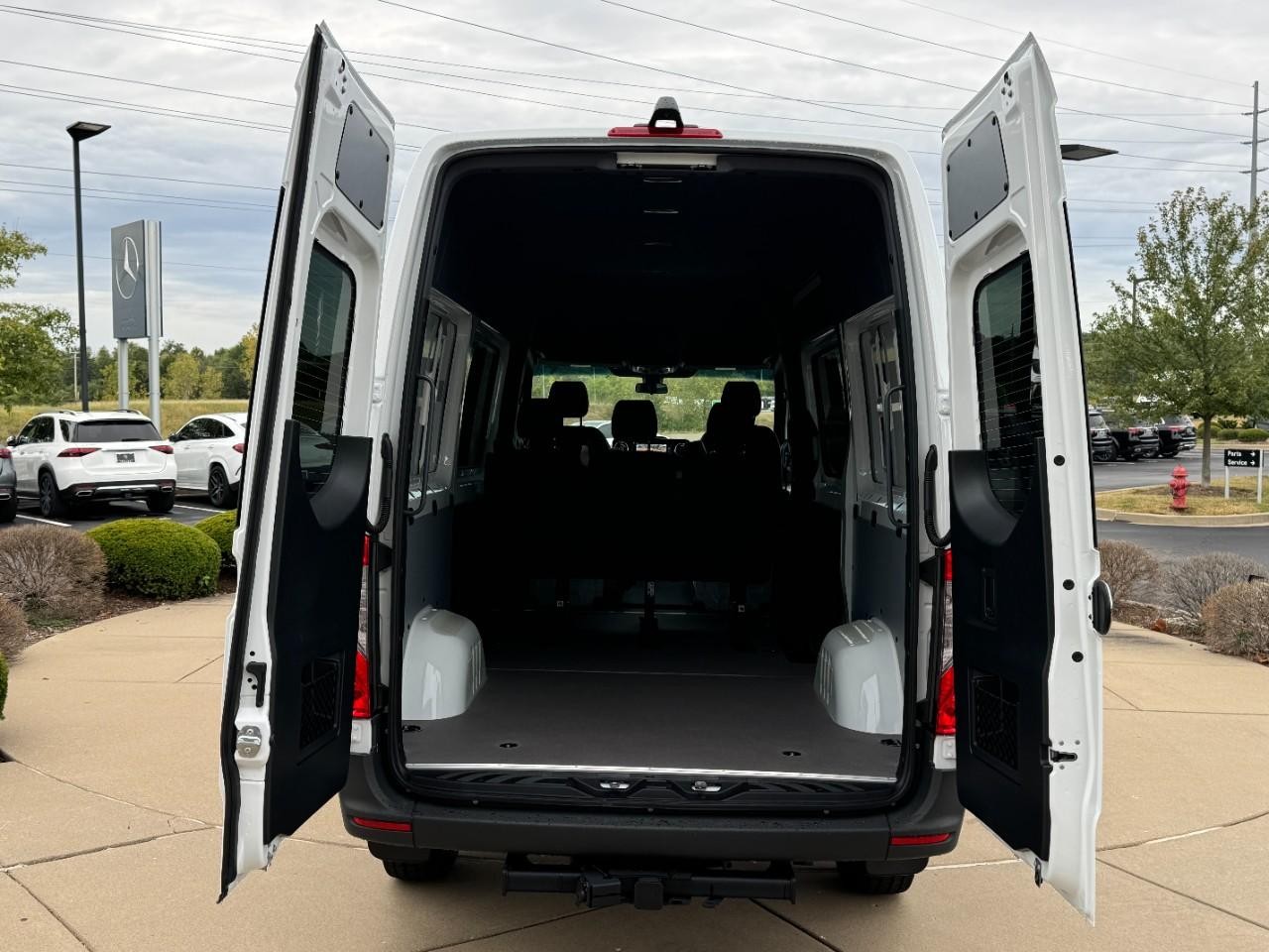 Mercedes-Benz Sprinter Van Vehicle Full-screen Gallery Image 9