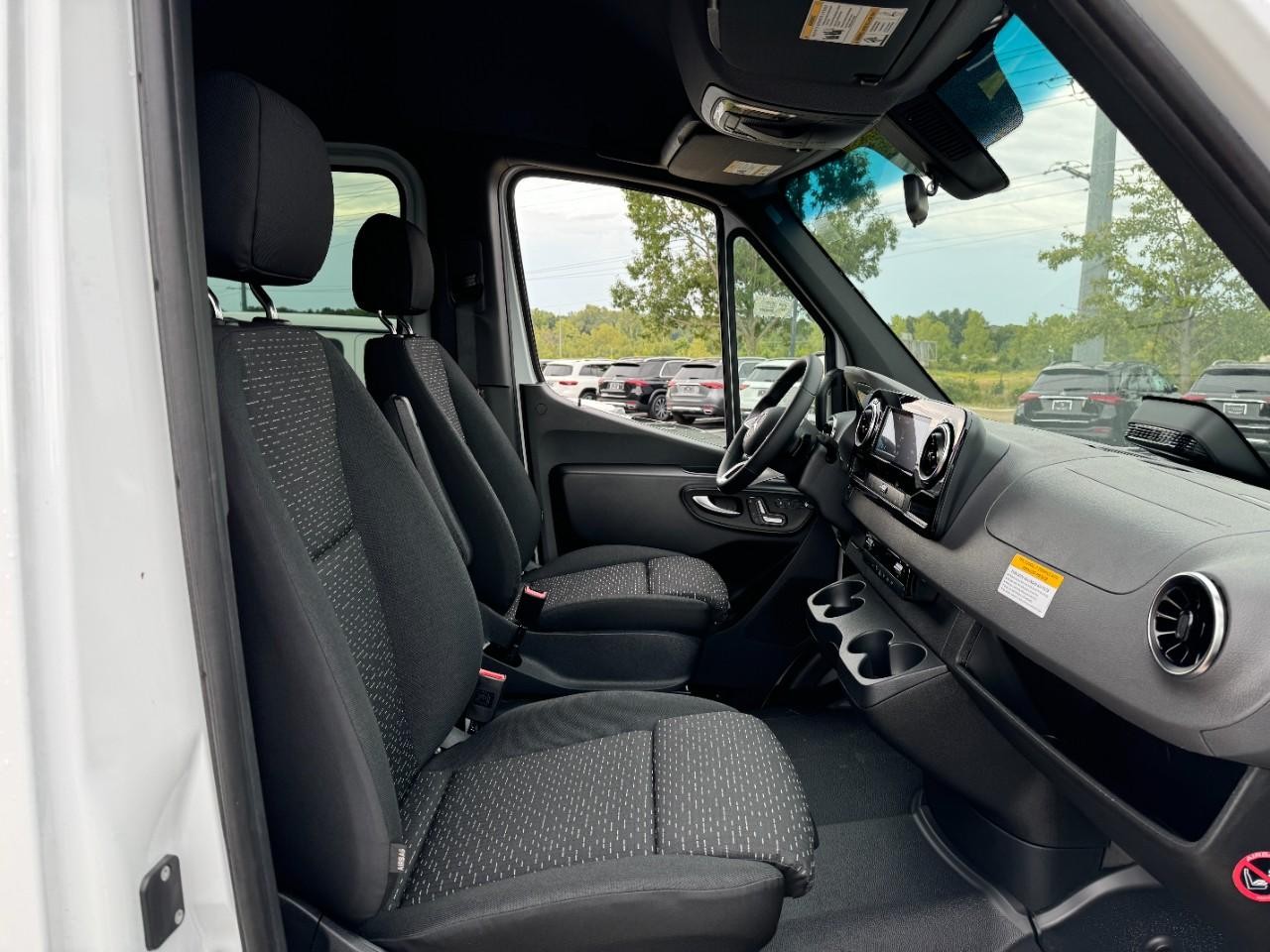 Mercedes-Benz Sprinter Van Vehicle Full-screen Gallery Image 18