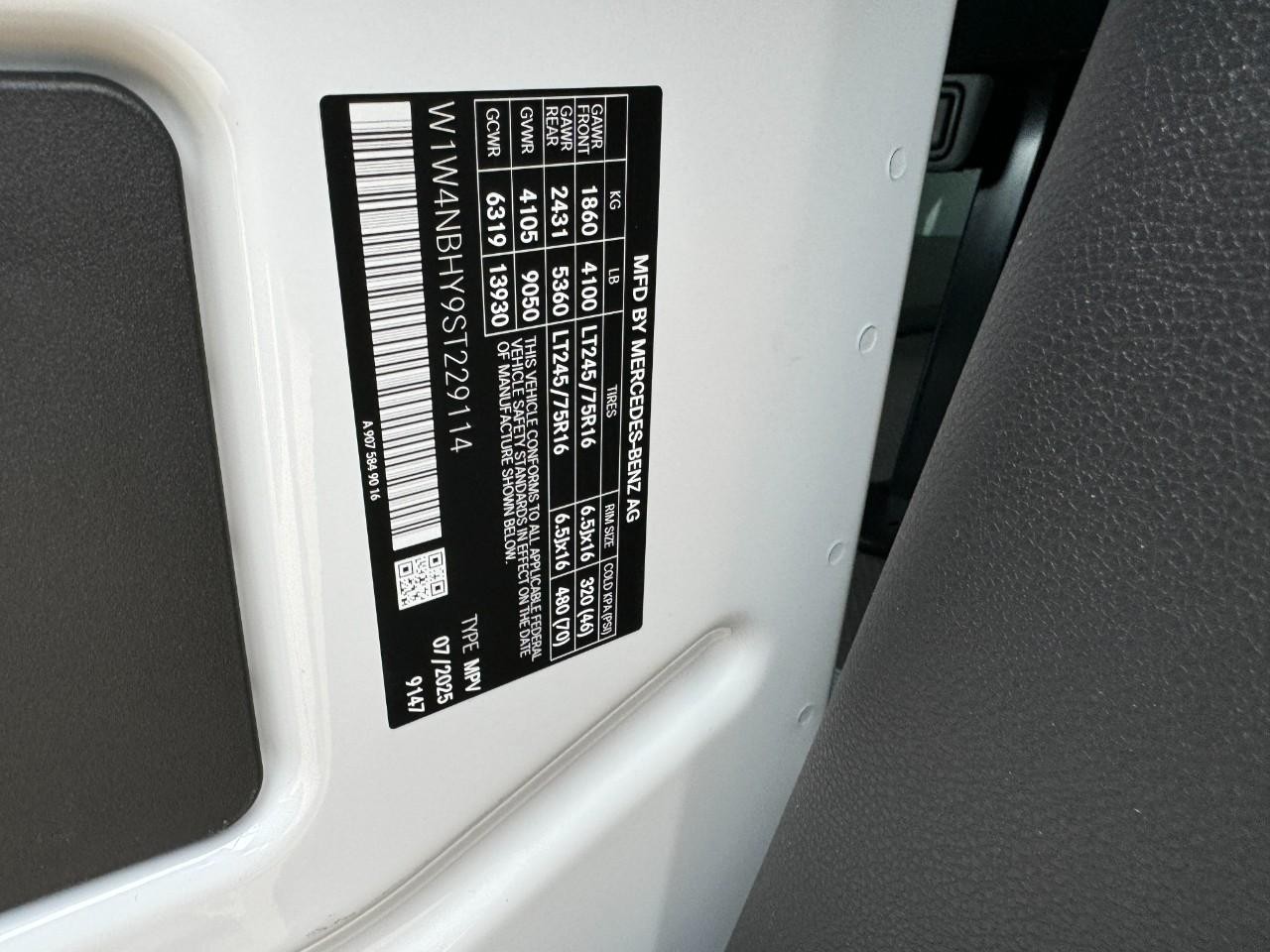 Mercedes-Benz Sprinter Van Vehicle Full-screen Gallery Image 34