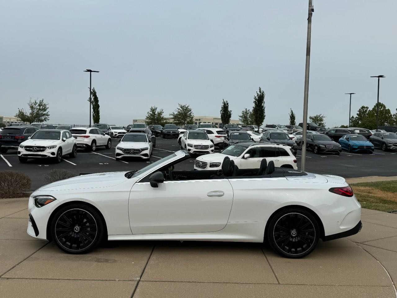 Mercedes-Benz CLE Vehicle Full-screen Gallery Image 2