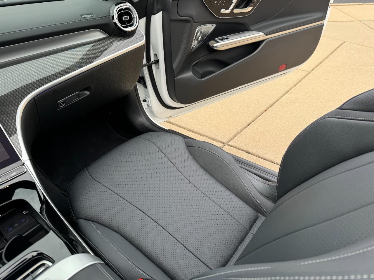 Mercedes-Benz CLE Vehicle Full-screen Gallery Image 15