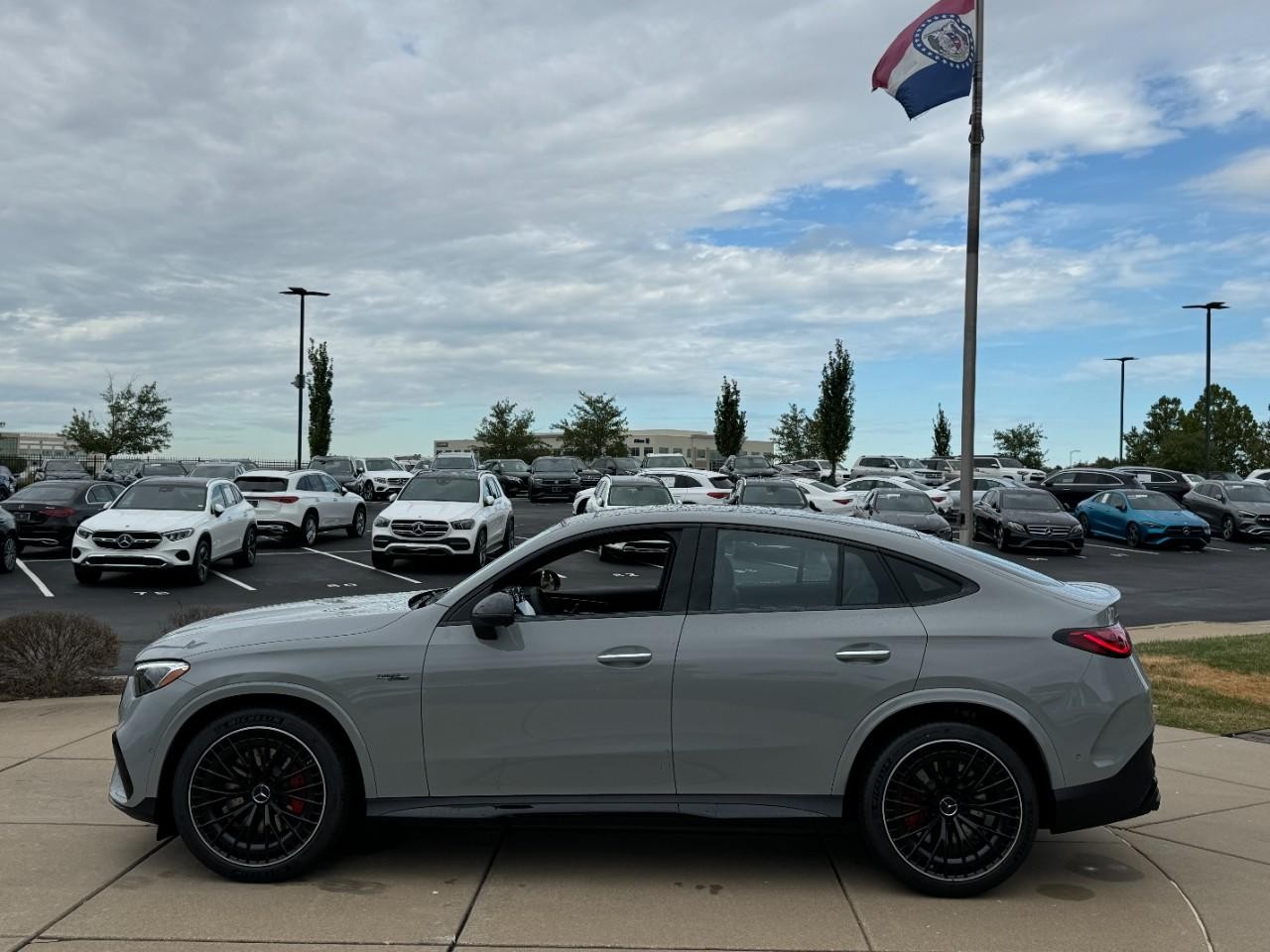 Mercedes-Benz GLC Vehicle Full-screen Gallery Image 2