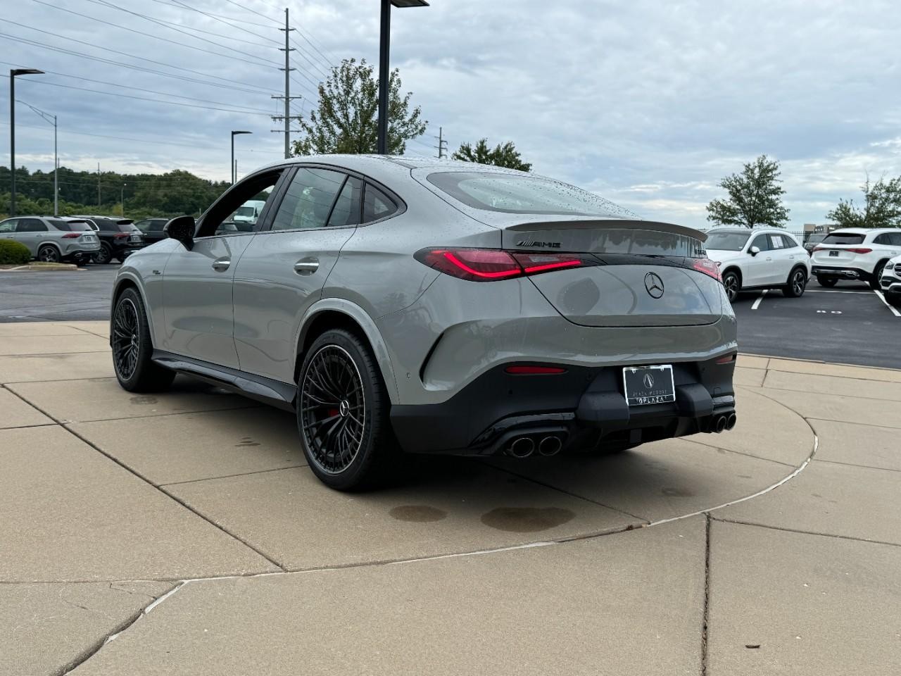Mercedes-Benz GLC Vehicle Full-screen Gallery Image 3
