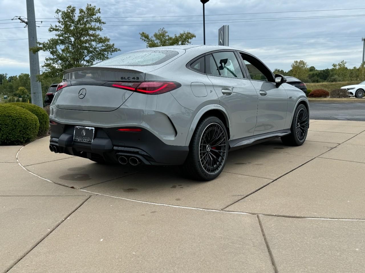 Mercedes-Benz GLC Vehicle Full-screen Gallery Image 4