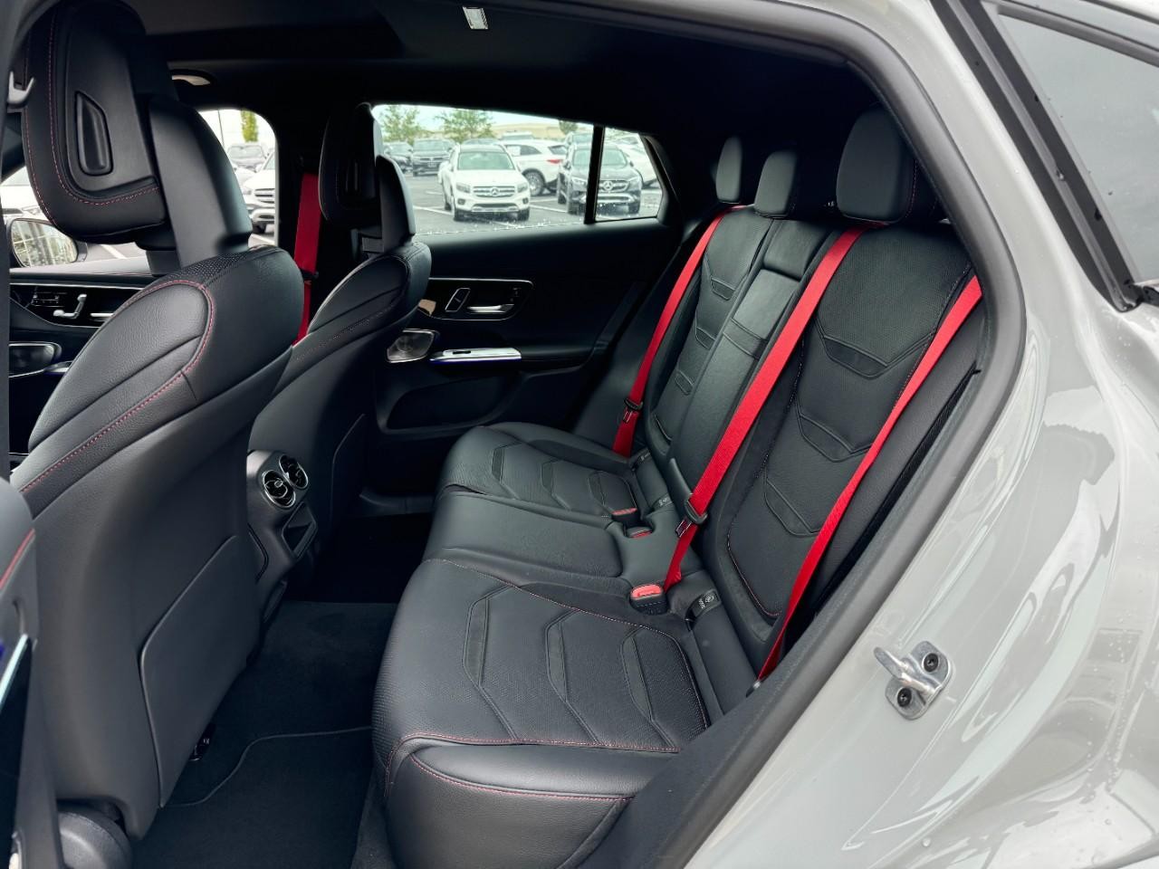 Mercedes-Benz GLC Vehicle Full-screen Gallery Image 8