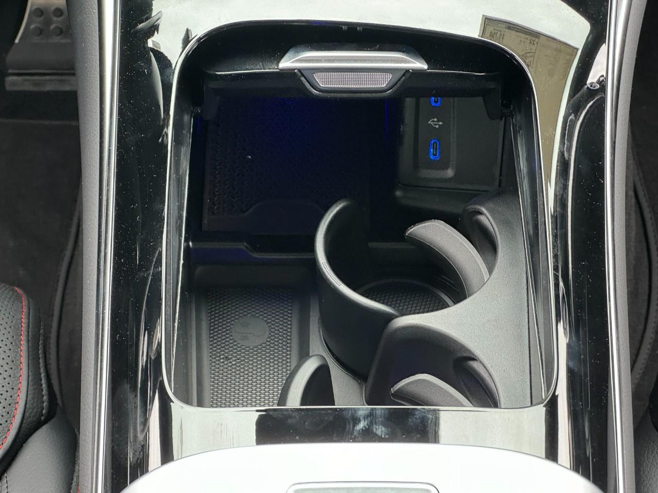 Mercedes-Benz GLC Vehicle Full-screen Gallery Image 15