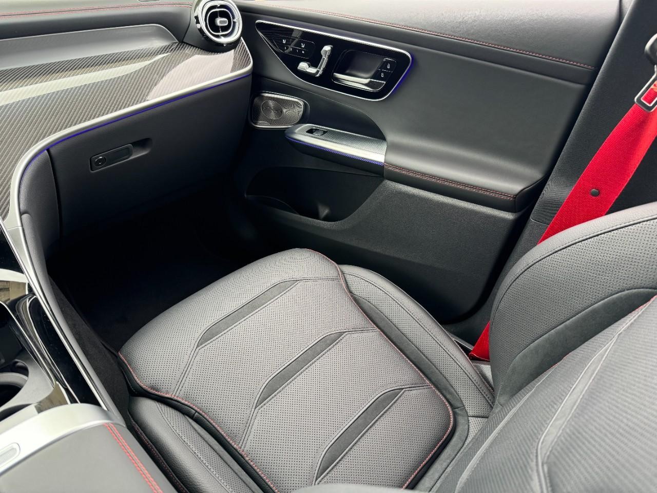 Mercedes-Benz GLC Vehicle Full-screen Gallery Image 16