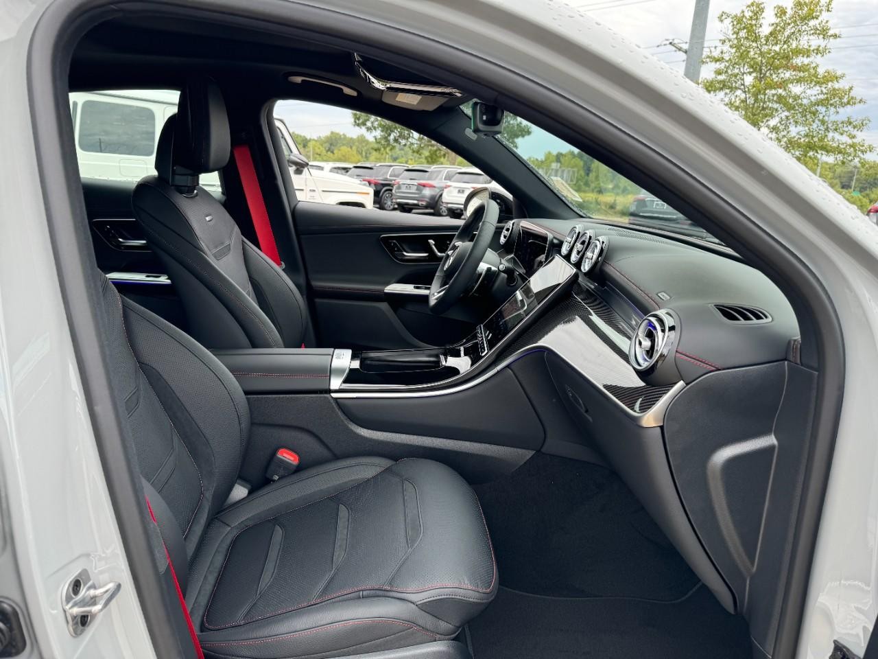 Mercedes-Benz GLC Vehicle Full-screen Gallery Image 17