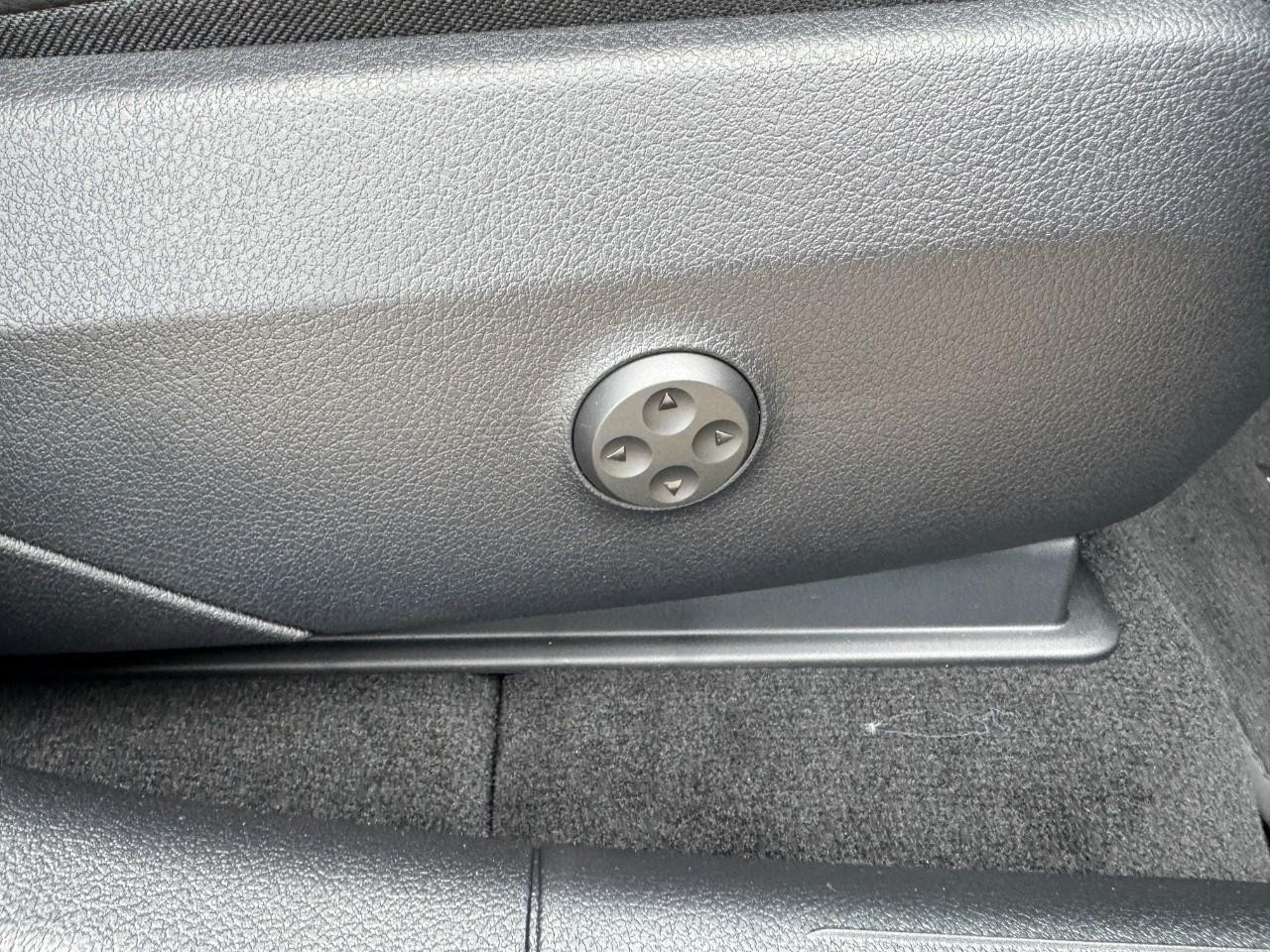 Mercedes-Benz GLC Vehicle Full-screen Gallery Image 19