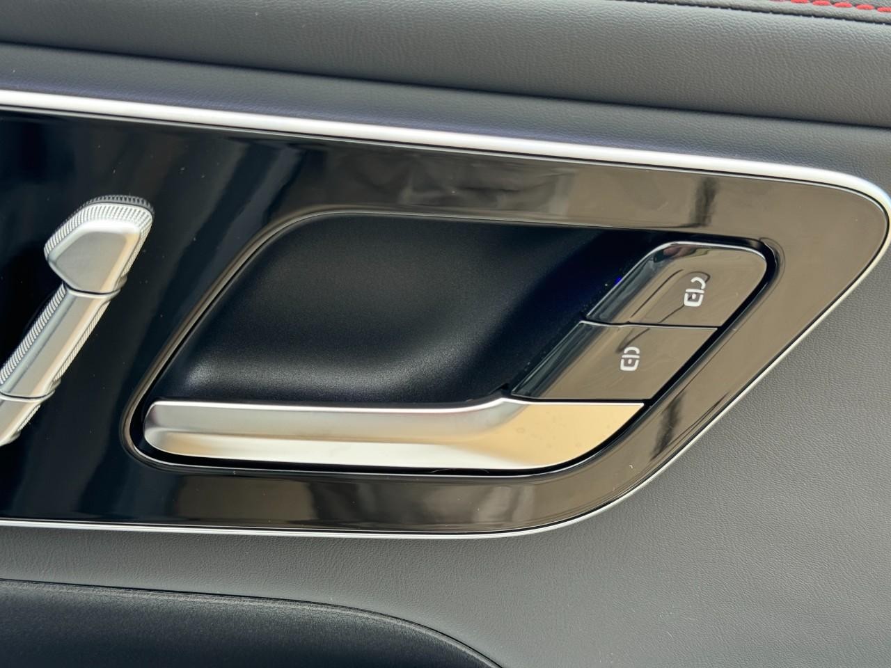 Mercedes-Benz GLC Vehicle Full-screen Gallery Image 21