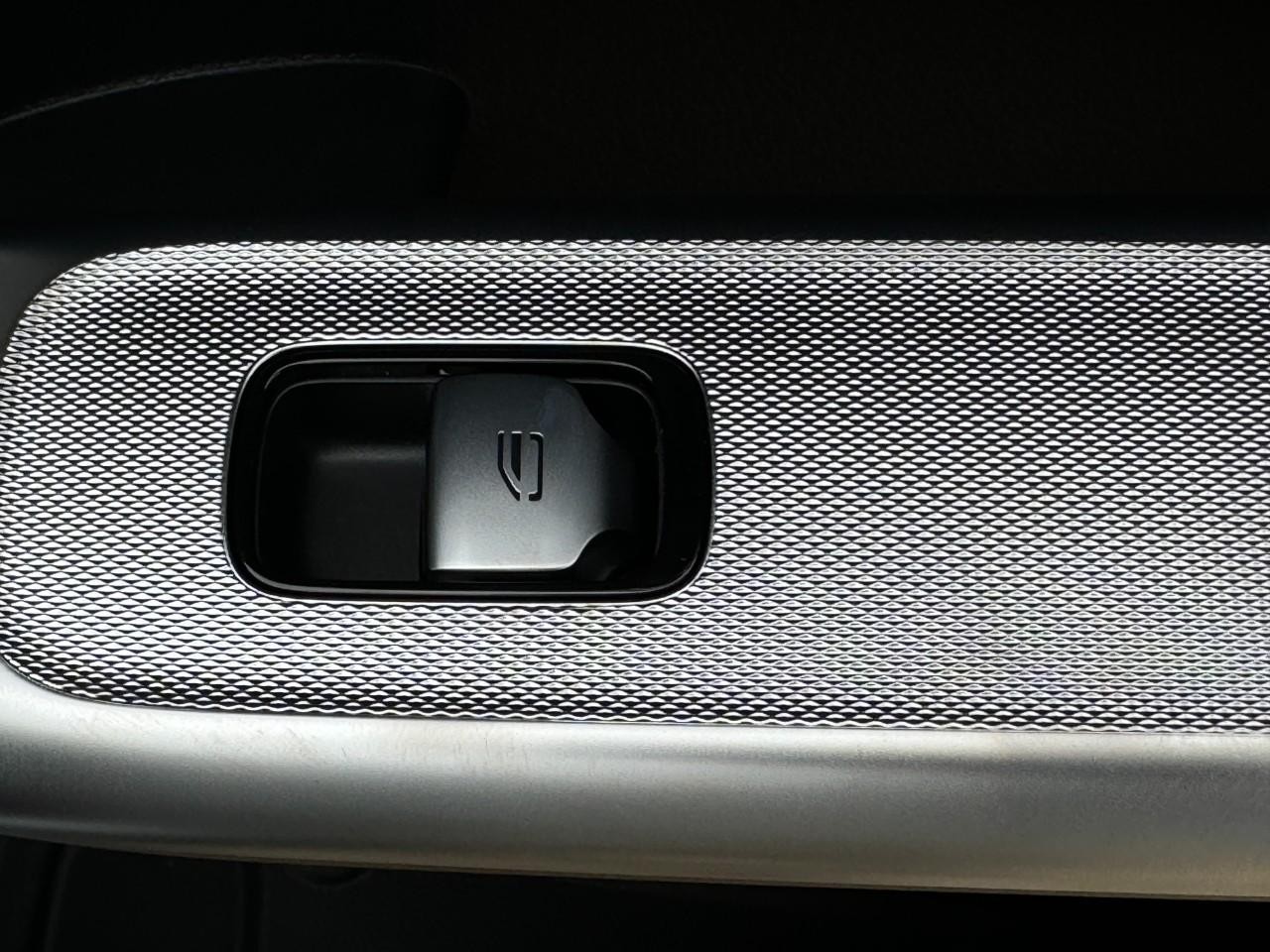 Mercedes-Benz GLC Vehicle Full-screen Gallery Image 23