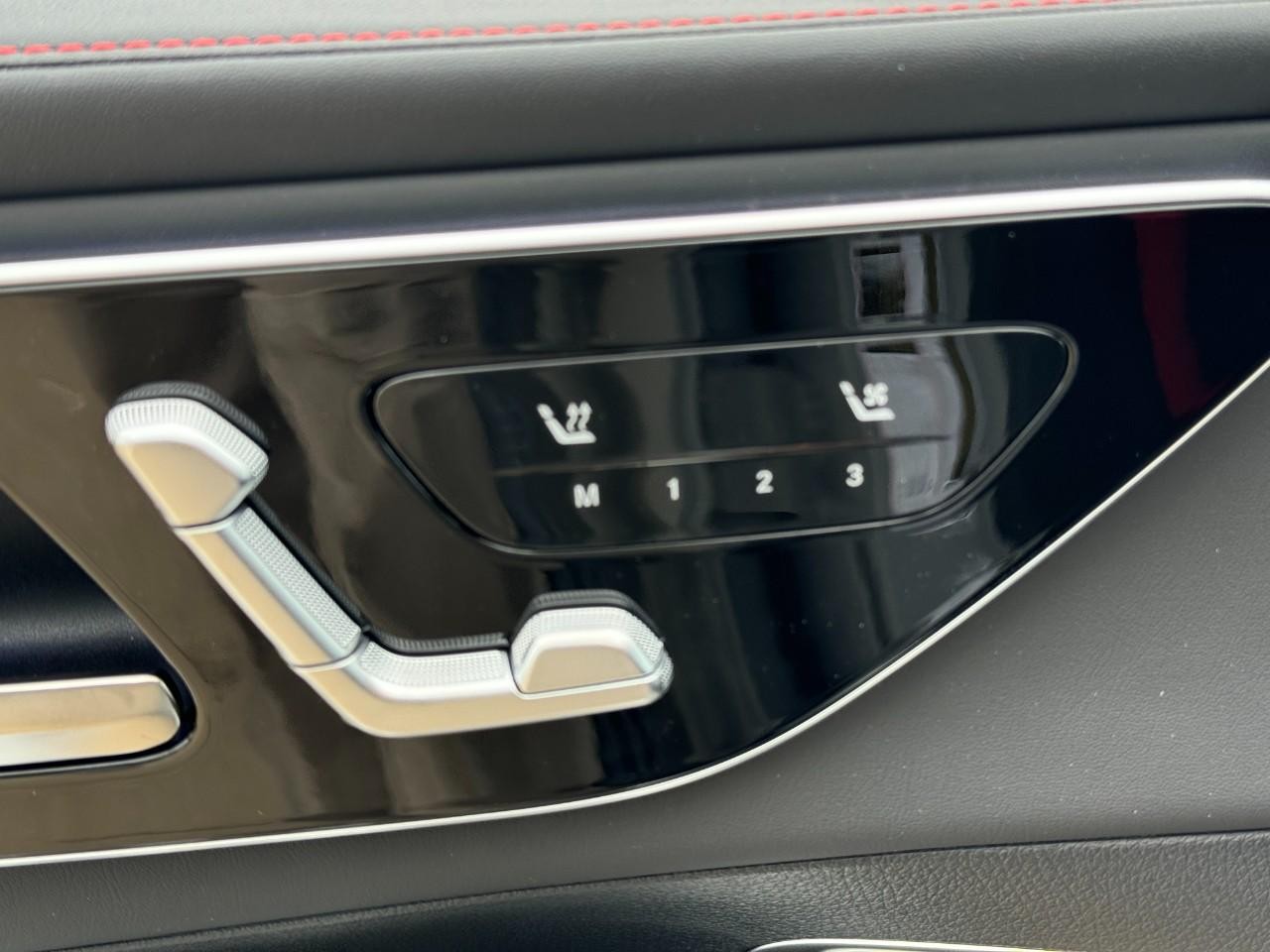 Mercedes-Benz GLC Vehicle Full-screen Gallery Image 24