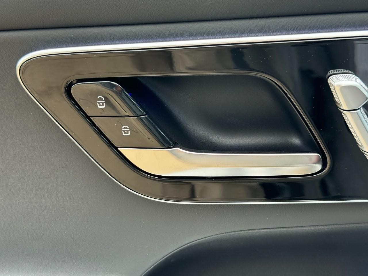 Mercedes-Benz GLC Vehicle Full-screen Gallery Image 25