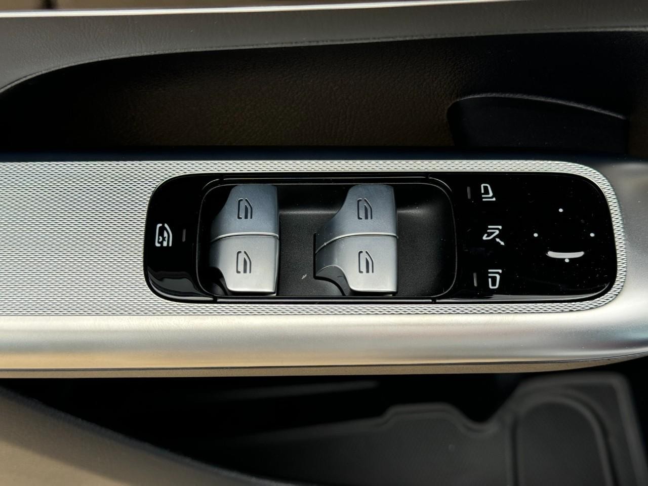 Mercedes-Benz GLC Vehicle Full-screen Gallery Image 26