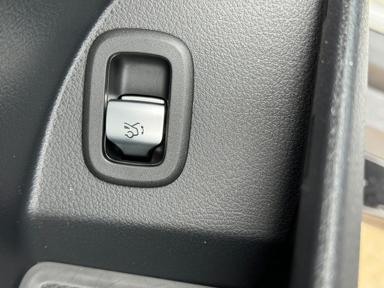 Mercedes-Benz GLC Vehicle Full-screen Gallery Image 28