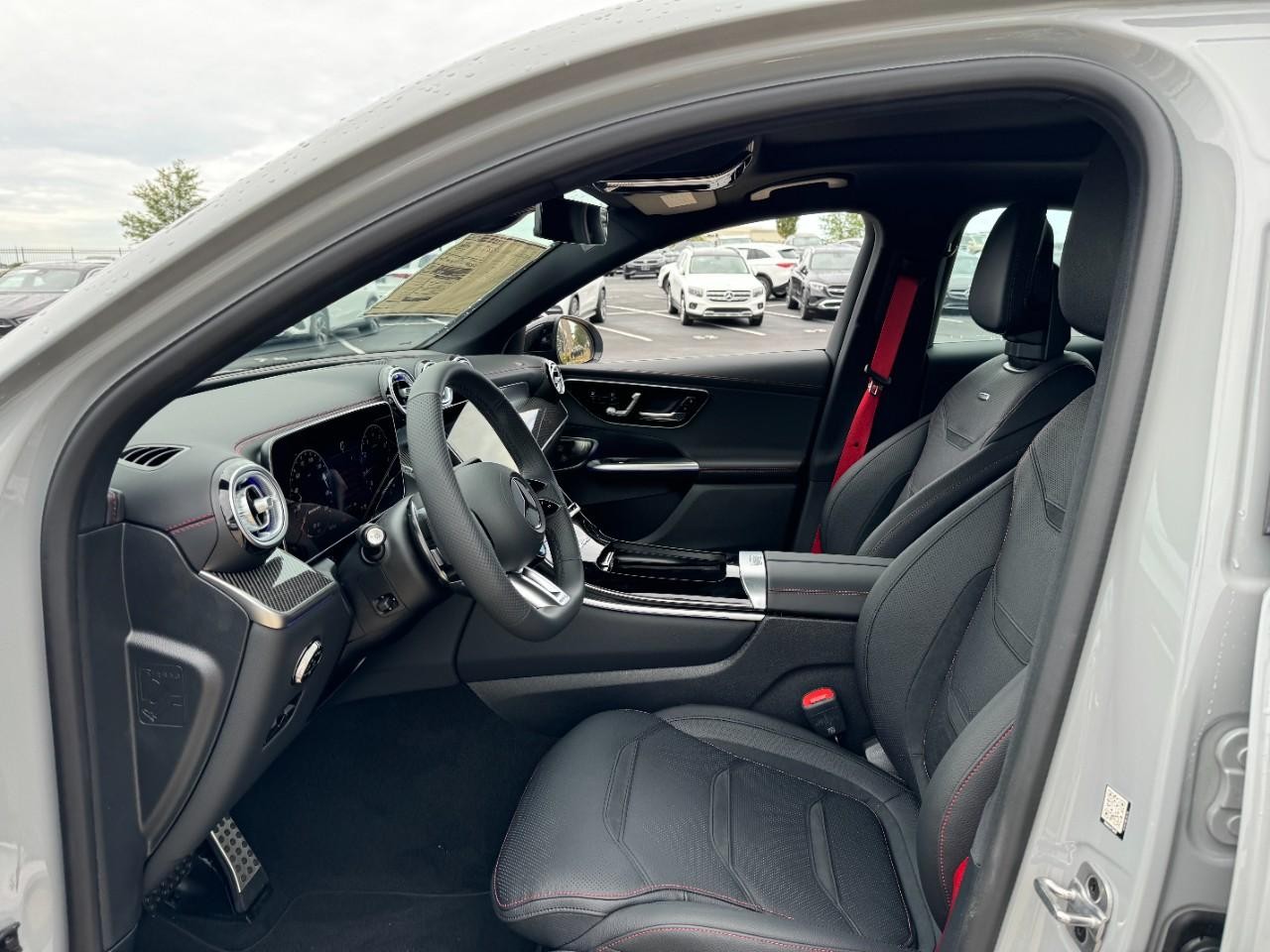 Mercedes-Benz GLC Vehicle Full-screen Gallery Image 29