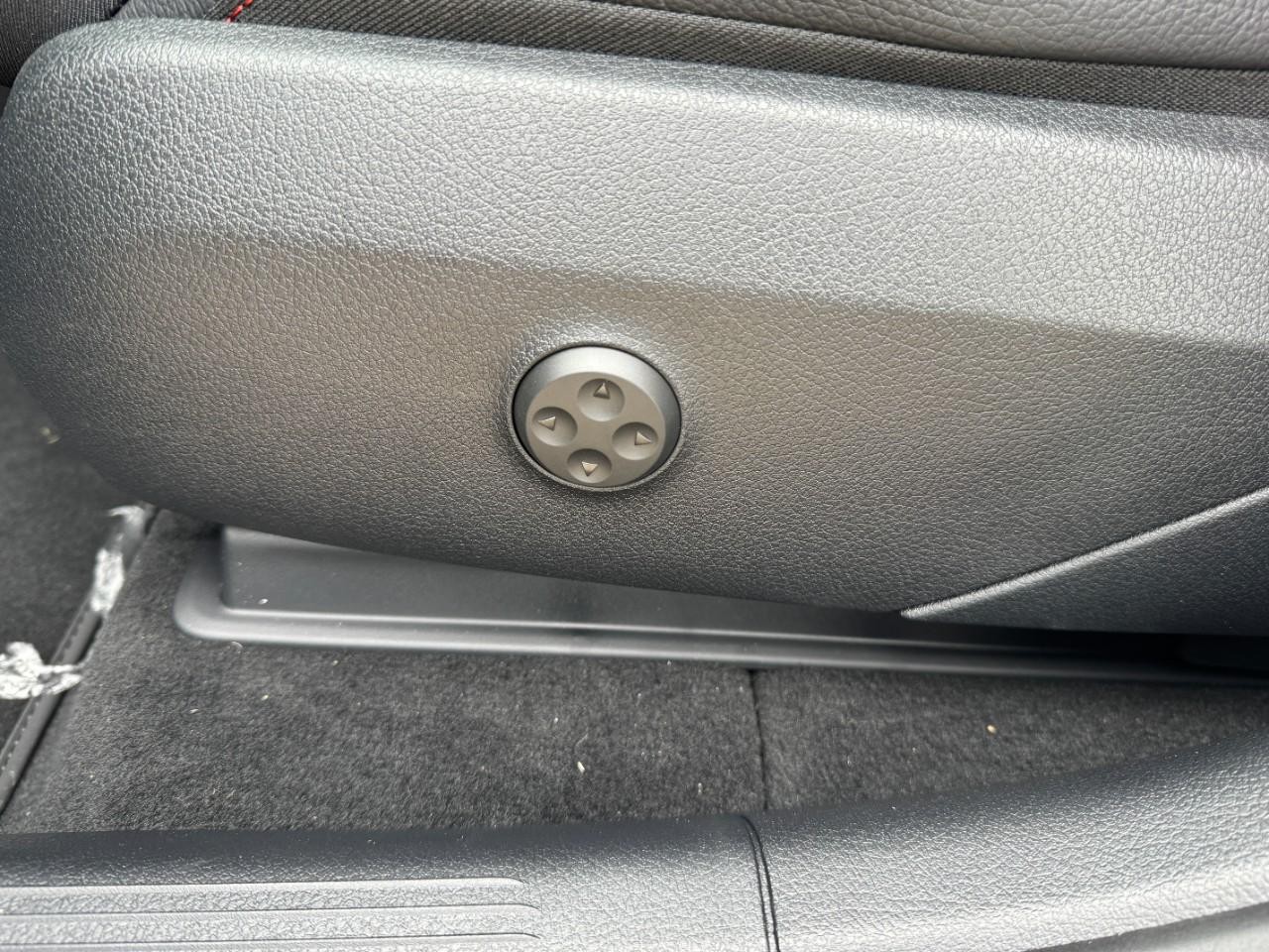 Mercedes-Benz GLC Vehicle Full-screen Gallery Image 31