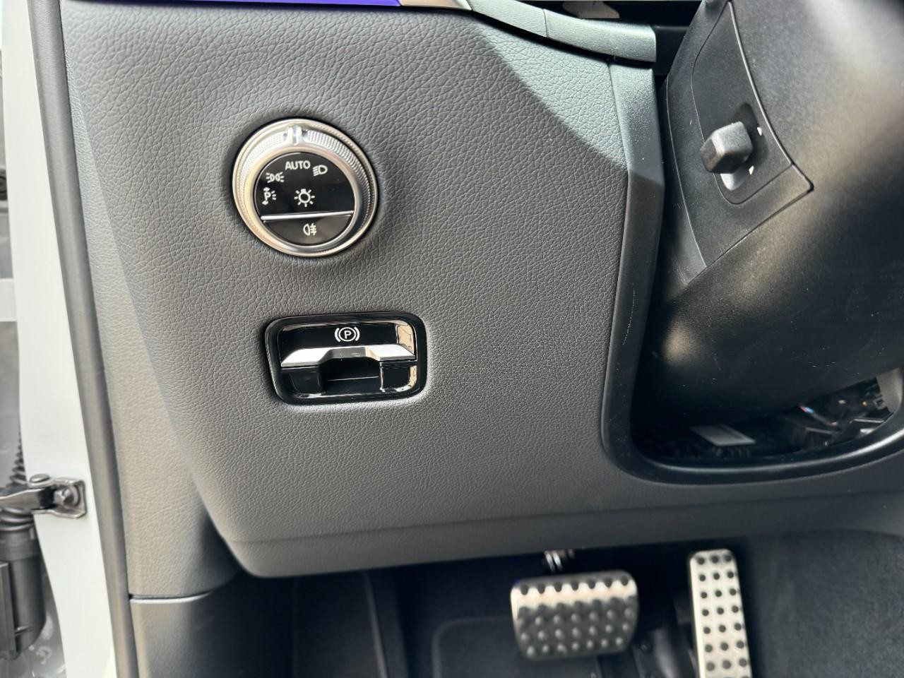 Mercedes-Benz GLC Vehicle Full-screen Gallery Image 32