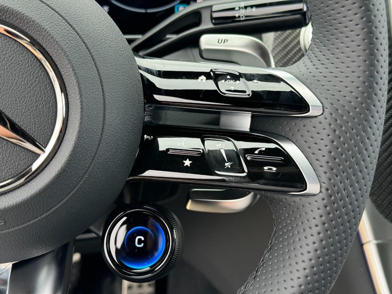 Mercedes-Benz GLC Vehicle Full-screen Gallery Image 34