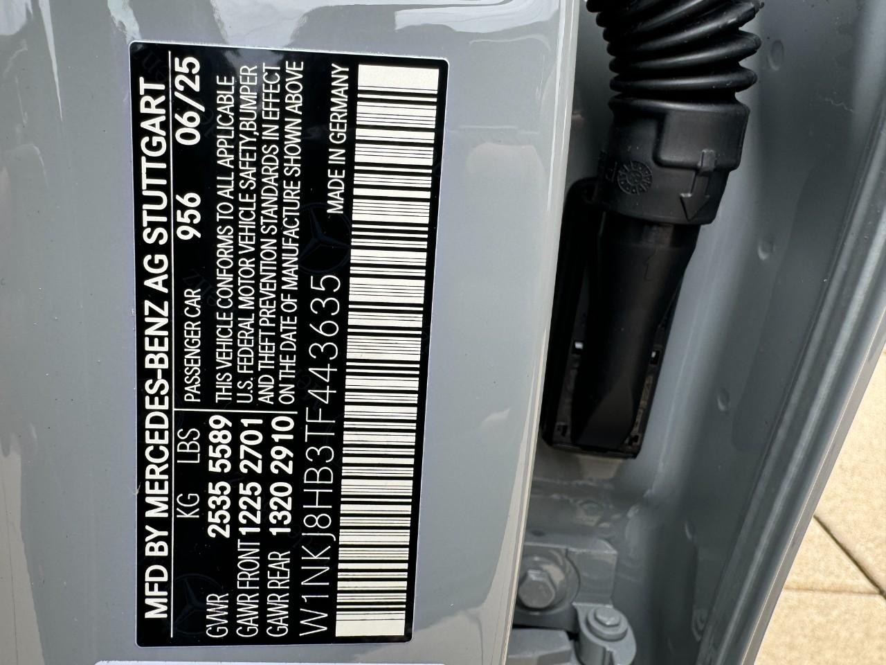 Mercedes-Benz GLC Vehicle Full-screen Gallery Image 38