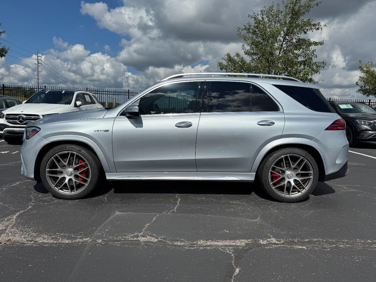 Mercedes-Benz GLE Vehicle Full-screen Gallery Image 2