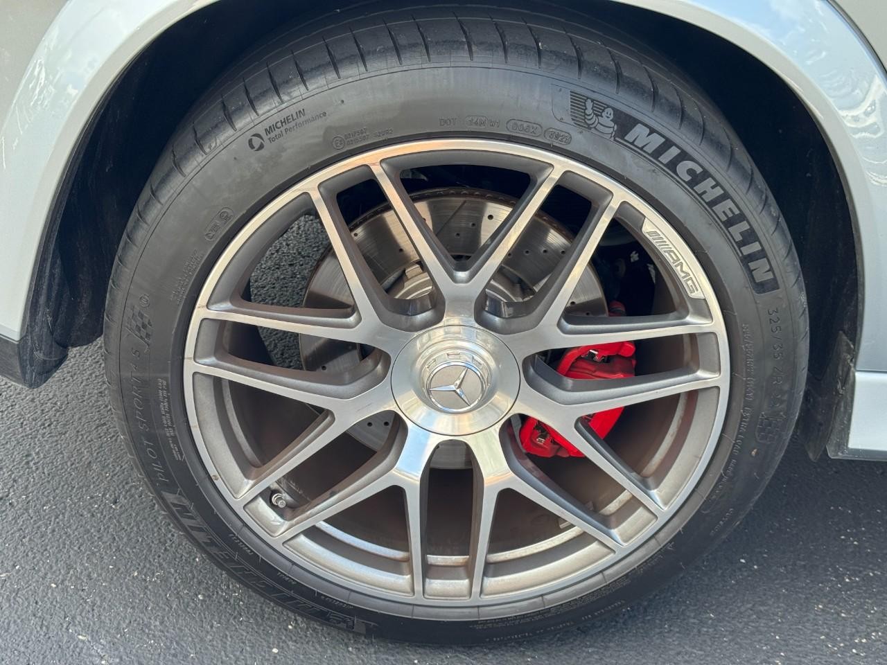 Mercedes-Benz GLE Vehicle Full-screen Gallery Image 6