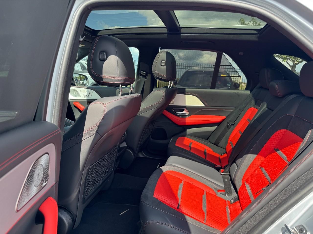 Mercedes-Benz GLE Vehicle Full-screen Gallery Image 10