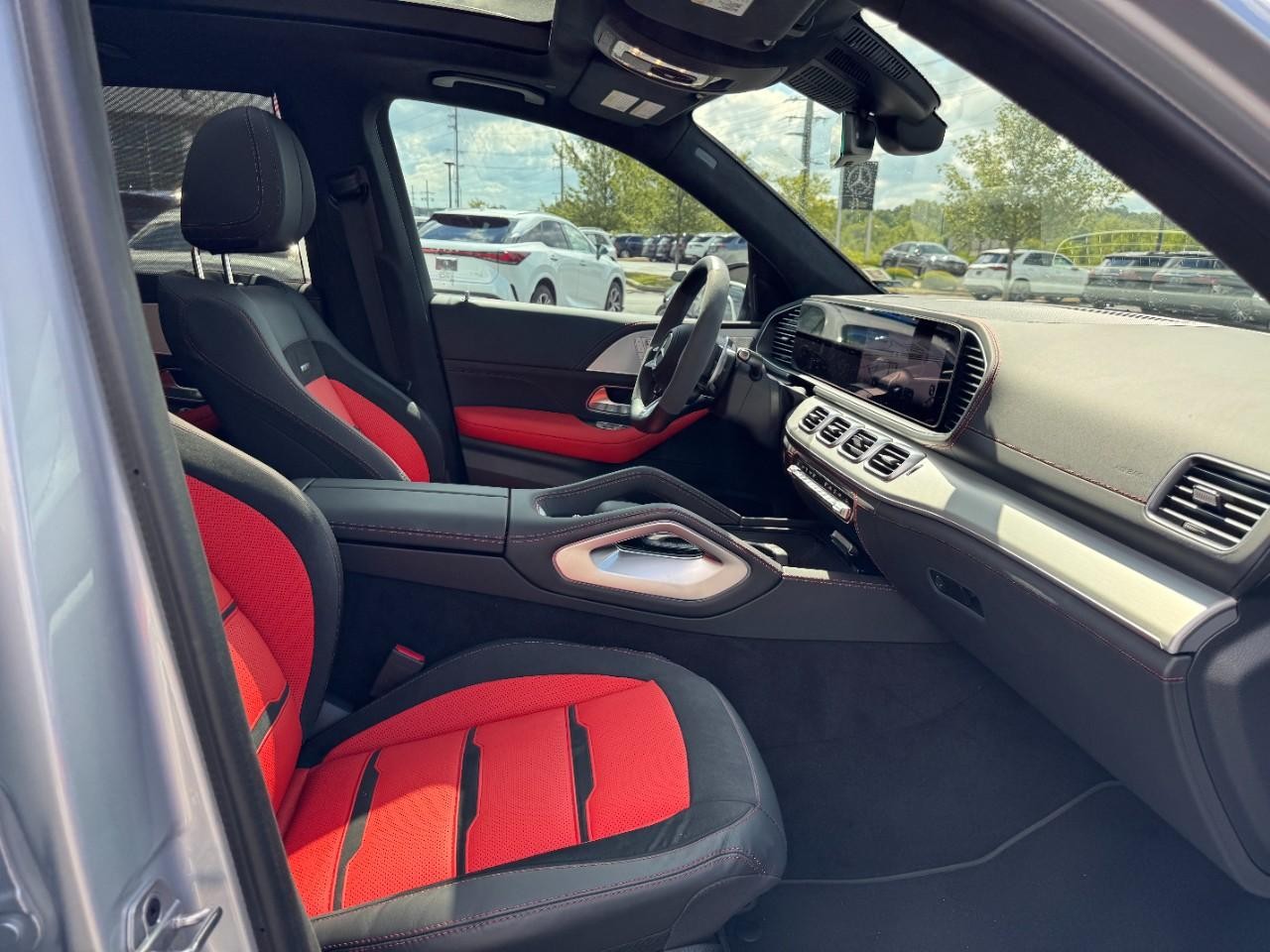 Mercedes-Benz GLE Vehicle Full-screen Gallery Image 11