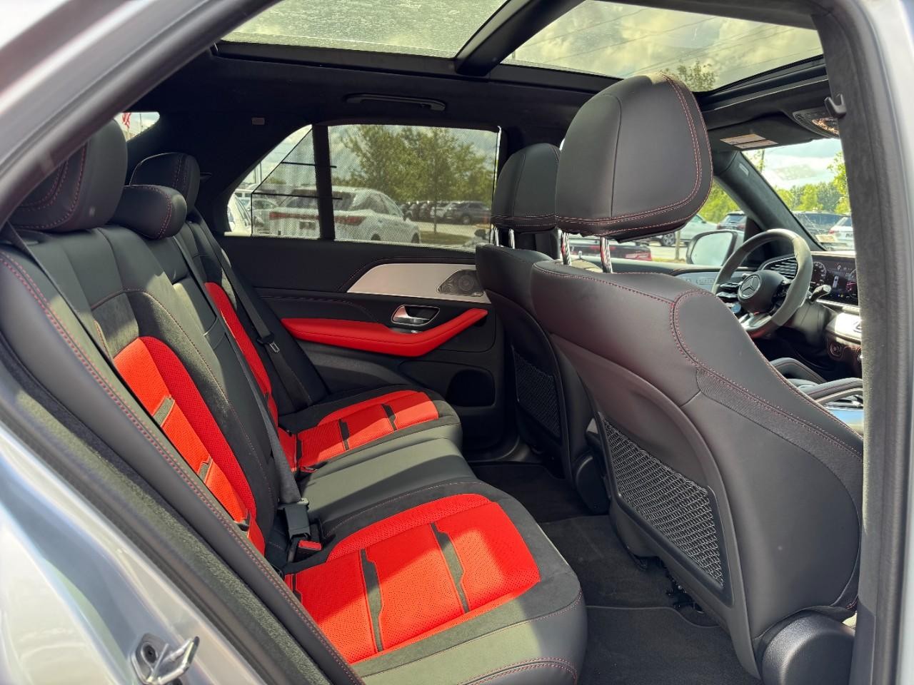 Mercedes-Benz GLE Vehicle Full-screen Gallery Image 12