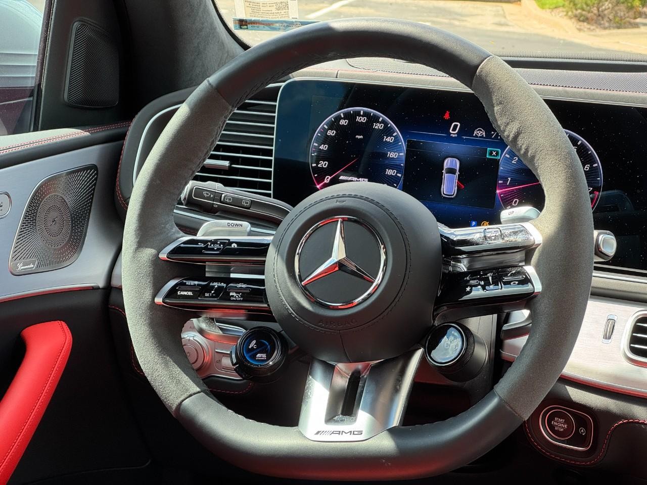 Mercedes-Benz GLE Vehicle Full-screen Gallery Image 14